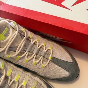 Nike Men's Light Gray & Neon Yellow Sneakers